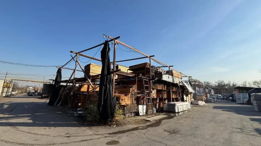 Незаконно возведённый рынок сносят в Алматы по решению суда - «Уют и комфорт»