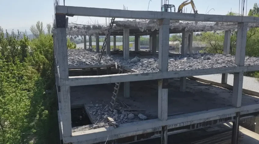 Недостроенное пятиэтажное здание сносят в Алматы по решению суда - informburo.kz - «Уют и комфорт»