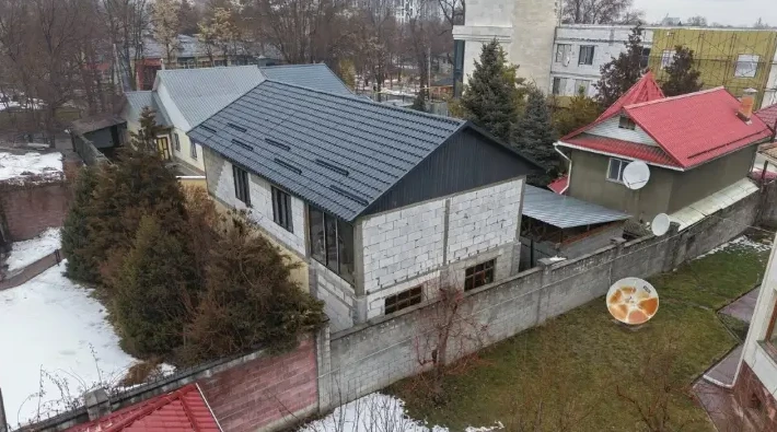 Двухэтажную пристройку к дому сносят в Алматы по решению суда - informburo.kz - «Уют и комфорт»